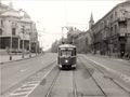 T1 č. 115 klesá kolem divadla do sadů Pětatřicátníků 
 4. 4. 1987, Foto: Tomáš Palyza