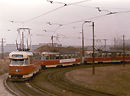 Mezi vozy T2 stojí vůz T1 při své poslední jízdě 4. 4. 1987 na konečné Skvrňany  Foto: J. Hertl