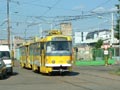 Souprava T3M č. 211+212 po velké prohlídce v novém žlutošedém nátěru při manipulaci před vozovnou Slovany 3. 6. 2005