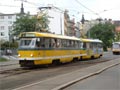 Souprava 244+243 (přední vůz zamněněný se zadním) přejíždí kalforňan v Pražské ulici 11. 9. 2005