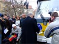 Primátor odhaluje vylepeného smajlíka, který bude vylepen i na další nízkopodlažní vozy 
27. 3. 2008