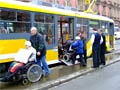 Vozíčkáři vystupují v zastávce Anglické nábřeží, Pražská 27. 3. 2008