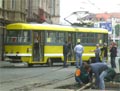 Vykolejený vůz č. 180 v Pražské ulici 18. 8. 2005 
Foto: Plzeňský deník, Vlastimil Leška