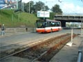 Citybus projíždí kolem místa opravy kolejiště u nádraží 13. 8. 2005