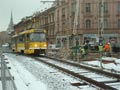 Vůz T3M 229 projíždí přes msot U jána, kam je právě pumpován beton 20. 11. 2005