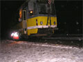 Nakolejování vozu KT8D5 č. 298 po nehodě na konečné Bory - 18. 1. 2006 
Foto: J. Šplíchal