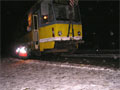 Nakolejování vozu KT8D5 č. 298 po nehodě na konečné Bory - 18. 1. 2006 
Foto: J. Šplíchal