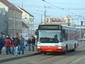 Autobus náhradní dopravy v zastávce Sady Pětatřicátníků se zajímavou linkovou orientací nyní již neexistující zastávky U Synagogy 6. 3. 2006