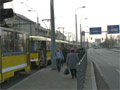 Při odklonění linek ze sadů Pětatřicátníků se využívala i zastávka Jízdecká, patrná je i kolona tramvají táhnoucí se do Palackého ulice. 24. 11. 2005
Foto: F. V.