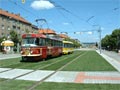 Souprava 278+279 vyjíždí po čerstvě zatravněném kolejišti na Slovanské aleji 2. 7. 2006