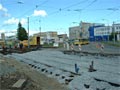 Napojování nové trati na výjezd z vozovny, v pozadí souprava tramvají zatahující ze Světovaru 19. 5. 2006