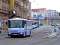 Autobus v zastávce Anglické nábřeží, Pražská při náhradní dopravě v době nálezu bomby v Nádražní ulici 10. 7. 2007