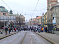 Klatovská je uzavřena a policisté vytváří kordon, jak je patrné, není zde tolik lidí, aby minimálně provoz linek č. 1 a 2 nemohl být zachován 19. 1. 2008