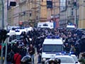 Průvod prochízí za dozoru policie kolem synagogy 1. 3. 2008