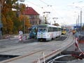 Souprava 217+218 v rekonstruovaném úseku Karlovarské v Křižovatce s ulicí Na Chmelnicích 5. 11. 2009