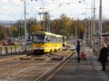 Souprava 264+261 přejíždí přes kaliforňan v zastávce Ulice Boženy Němcové 5. 11. 2009