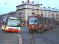 Citybus č. 454 objíždí vykolejenou KT8D5-RN2P č. 293 na náměstí Milady Horákové 25. 2. 2009