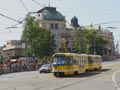 Souprava 316+287 projíždí sady Pětatřicátníků krátce před průjezdem konvoje vojenských historických vozidel 3. 5. 2009