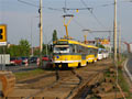 Souprava 323+324 zdolává kaliforňan na Karlovarské třídě 30. 4. 2009