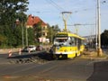 Souprava 326+244 projíždní jednokolejným úsekem v křižovatce Karlovarská - Na Chmelnicích 31. 8. 2009