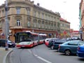 Kloubový autobus se proplétá mezi chybně parkujícími auty v Palackého ulici 15. 7. 2008