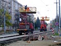 Pracovníci horního vedení převěšují troleje pro provoz na druhé koleji na Koterovské třídě 1. 11. 2008