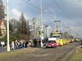 Dav, který čekal na autobus u silnice se vrací zpět na stanici, když se tramvaje již mají rozjet 20. 10. 2010, foto: F.V.