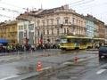 Souprava 318+234 projíždí v době konání pietního aktu křižovatkou U Práce 6. 5. 2010