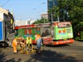 Citybus č. 477 projíždí kolem místa broušení kolejnic U Zvonu 14. 7. 2010