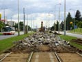 Rozbíjení podkladové betonové desky za zastávkou Sokolovská 2. 7. 2011