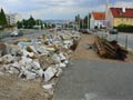 Rozbitá podkladová betonová deska v prostoru zastávky U Družby 6. 7. 2011