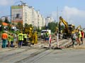Rekonstrukce kolejiště v křižovatce u zastávky Sokolovská - podbíječka při práci 6. 8. 2011