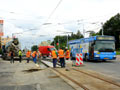 Citybus č. 455 projíždí kolem právě betonovaného kolejiště na Slovanech, náměstí Milady Horákové 1. 8. 2011