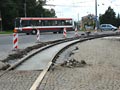 Oprava kolejiště na Slovanech, v pozadí projíždí historický autobus Škoda 21Ab č. 445 - 1. 8. 2011