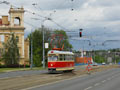 Tramvaj T1 č. 121 přejíždí přes kaliforňan u mostu Generála Pattona 6. 5. 2012