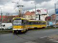 T3M č. 213+214 odbočuje z Palackého náměstí do Palackého ulice při výluce 7. 4. 2012