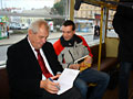 Podepisování knih Miloše Zemana v T1 č. 121 při objednané jízdě 21. 11. 2012