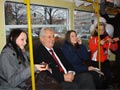 Kandidát na prezidenta Miloš Zeman v historické tramvaji T1 č. 121 při objednané jízdě 21. 11. 2012