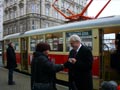 Miloš Zeman před historickou tramvají T1 č. 121 v Palackého ulici 21. 11. 2012