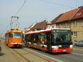 Pracovní vůz č. 175 odstaven v době výluky na Slovanské třídě a právě kolem projíždí autobus náhradní dopravy 30. 3. 2013