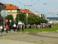 Účastníci pochodu nám šlapali po trávníčku na Slovanské aleji 24. 8. 2013