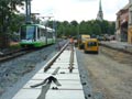 Vůz 303 míří po provizorní trati do vozovny 21. 8. 2014