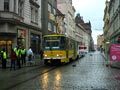 KT8D5-RN2P č. 289 vyjíždí ze zavřené Solní ulice po čtrnácté hodině 17. 1. 2015