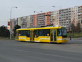 Vario nasazené na odkloněnou linku č. 1 přijíždí k Plzeňce 4. 4. 2015