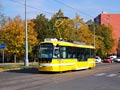 Vario LFR.S č. 352 přijíždí k zastávce Macháčkova 11. 10. 2015