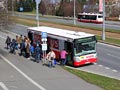 Míjení autobusů výlukové linky 1A v zastávce U Gery 4. 4. 2015