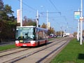 Sor č. 570 jedoucí po tramvajové trati na Karlovarské třídě v době opravy přejezdů TT Karlovarská - Lidická 31. 10. 2015