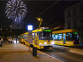 Zastávka Anglické nábřeží s tramvajemi a ohňostrojem v pozadí 28. 10. 2015