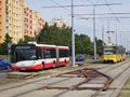 Autobus náhradní linky 4A projíždí kolem povrchové úvraťové výhbyka 3. 9. 2016