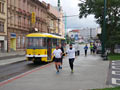 Běžci půlmaratonu v zastávce Anglické nábřeží 8. 10. 2016